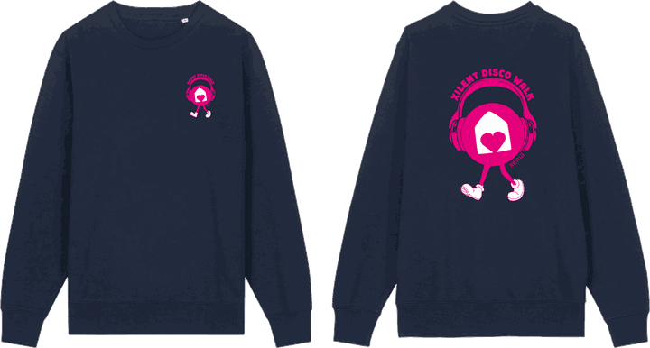 De donkerblauwe sweater: links de voorkant met een kleine mascotte op de borst, rechts de achterkant met de grote mascotte met koptelefoon en de tekst Xilent Disco Walk in magenta