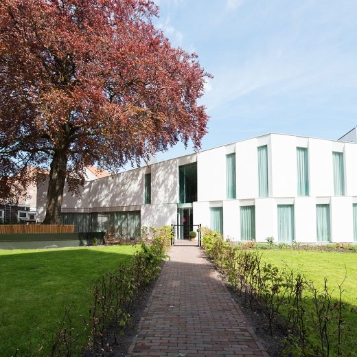 Het Xenia huis in Leiden, met een rode beuk en een tuinpad naar de ingang